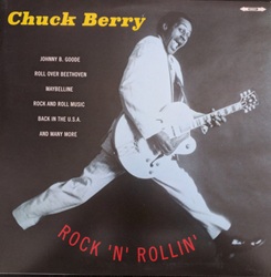 BERRY CHUCK :  ROCK'N'ROLLIN'  (BELLEVUE)

Charles Edward Anderson Berry (1926-2017), detto Chuck,  un vero mito del rock and roll che ha direttamente o indirettamente influenzato quasi ogni grande artista della storia del rock, tra cui star come John Lennon, Paul McCartney, Mick Jagger, Keith Richards, Brian Wilson e Bruce Springsteen, solo per citarne alcuni. I suoi riff sono entrati nella storia e le sue canzoni sono state riproposte in innumerevoli versioni. RocknRollin  un doppio vinile che propone 24 straordinarie interpretazioni di questo gigante del rock tra le quali troviamo classici come Johnny B. Good, Roll Over Beethoven, Rock And Roll Music e Back in the U.S.A..