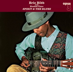 BIBB ERIC :  SPIRIT & THE BLUES  (OPUS 3)

Quando Eric Bibb registr� il suo primo album in Svezia, nessuno avrebbe potuto immaginare che artista magnifico avesse scoperto Jan-Eric Persson dell�etichetta Opus 3. Il doppio album �Spirit & The Blues�, pubblicato nel 1994, segn� il definitivo successo internazionale di questo straordinario cantautore americano blues. L�album ricevette il consenso totale della critica e ottenne svariati premi tra cui il prestigioso �Record To Die For�. Al fianco di Bibb ci sono i Needed Time, la band di supporto svedese guidata dal virtuoso chitarrista Goran Wennerbrandt e il quartetto vocale The Deacons: tutti gli artisti si esprimono in armonia, sviluppando un equilibrio perfetto tra virtuosismo e sobriet� che permette agli arrangiamenti dei brani di emergere con naturalezza. �Spirit & The Blues� � una vera e propria odissea nella musica di Eric Bibb dove � possibile trovare di tutto, dal blues nero del Mississippi agli spirituals, dalle ballate al country, a volte persino un po� di reggae e qualche suggestione swing! Grazie alla nuova ristampa realizzata su doppio vinile 180 gr. di alta qualit� incisa a 45 giri, di cui Andreas �Lupo� Lubich ha curato il taglio della lacca, �Spirit & The Blues� � davvero un disco da non perdere!