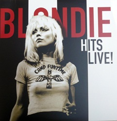 BLONDIE :  HITS LIVE!  (I LOVE VINYL)

Blondie � stata la band di maggiore successo a emergere nella comunit� punk-new wave della New York dei tardi anni �70. Il gruppo nacque nell�agosto del 1974 su idea della cantante Deborah Harry e del chitarrista Chris Stein a cui si aggiunsero il batterista Clement Burke, il bassista Gary Valentine e il tastierista James Destri. Blondie pubblic� il suo primo album nel dicembre del 1976, mentre nell�agosto del �77 usc� il secondo, �Plastic Letters�, e la formazione diede il benvenuto al bassista Nigel Harrison. Nel �78 la formazione arriv� ai vertici delle classifiche inglesi con la cover della hit di Randy & The Rainbows �Denise�, da loro rinominata �Denis�. Il loro terzo album, �Parallel Lines� fu pubblicato nel settembre del �78 e comprendeva le hits �Picture This�, �Hanging on the Telephone� e �Heart of Glass� che regalarono al gruppo la fama internazionale. �Live Hits� propone tutte registrazioni live di alcuni grandi successi della band che nel corso della sua carriera ha venduto pi� di 40 milioni di dischi in tutto il mondo!