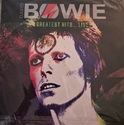 BOWIE DAVID :  GREATEST HITS... LIVE  (I LOVE VINYL)

�Greatest Hits� Live� propone alcune indimenticabili interpretazioni di Bowie che sono state registrate dal vivo da alcune emittenti locali durante quattro diversi concerti tenuti dal grande artista all�Universal Amphitheatre di Los Angeles il 5 settembre del 1974, al Saturday Night Live del 1979, al Montreal Forum in Canada del 12 luglio del 1983 e al Praca de Apoteose di Rio de Janeiro il 20 settembre del 1990. �Greatest Hits� Live� � un viaggio nella preziosa discografia di un vero genio del rock che comprende intramontabili successi come �Space Oddity�, �The Man Who Sold the Moon�, �Changes�, �Life on Mars� e tanti altri ancora.