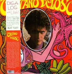 VELOSO CAETANO :  CAETANO VELOSO - TROPICALIA (LP+CD)  (RADIATION RECORDS)

Con la pubblicazione del disco omonimo nel 1968, Caetano Veloso divenne la voce di spicco del Tropicalismo. I brani in esso contenuti entrarono subito in sintonia con il pubblico. �Alegria, Alegria� fu il successo che lo consacr�, affermandosi come un inno per i sostenitori della libert�: nel testo, immagini della Coca Cola, gruppi di guerriglieri, bombe e Brigitte Bardot si intrecciano, delineando la realt� quotidiana. Il brano d�apertura, �Tropicalia�, funse da manifesto per l�intero movimento: si tratta di un�allegoria frammentata che accosta simboli culturali, eventi, allusioni e modi di dire eterogenei, rappresentando e al contempo criticando le numerose contraddizioni della neonata dittatura brasiliana. �Superbacana� narra le gesta di un supereroe iperbolico che utilizza la tecnologia per combattere una banda di cowboy guidata da un avido Zio Paperone; il brano allude all�imperialismo statunitense e all�avidit� percepiti nel Paese, il tutto all�interno di una struttura incalzante che ricalca quella di un fumetto. Il sottotesto di questi brani, che la dittatura non colse immediatamente, suggeriva che la vera identit� nazionale risiedesse proprio in quelle contraddizioni represse ma evidenti e non nel paradiso solare e rigoglioso che il regime militare cercava di promuovere. Purtroppo, man mano che il movimento guadagnava popolarit� divennero sempre pi� evidenti, portando infine all�arresto, alla detenzione e all�esilio forzato di Veloso e di molti suoi compagni. �Caetano Veloso � Tropicalia� � un�immersione nel florido mondo artistico di un genio della musica brasiliana che si � aggiudicato tre Grammy Awards e 13 Latin Grammy Awards. Questa edizione contiene l�album sia su vinile che su cd.