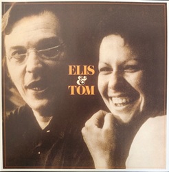 JOBIM ANTONIO CARLOS / ELIS REGINA :  ELIS & TOM (ORANGE VINYL)  (RADIATION RECORDS)

L�album �Elis & Tom� (1974), frutto della collaborazione tra Elis Regina e Antonio Carlos Jobim, � considerato a pieno titolo uno dei capolavori assoluti della storia della musica brasiliana. Il disco riunisce due leggende della musica popolare brasiliana in una raccolta senza tempo dei classici di Jobim. Registrato a Los Angeles, con gli arrangiamenti di Cesar Camargo Mariano e il contributo di musicisti eccezionali, l�album contiene interpretazioni indimenticabili di brani come �Aguas de Marco�, �Corcovado�, �Triste� e �So Tinha de Ser com Voce�. Un capolavoro che continua ad affascinare generazioni di ascoltatori.
