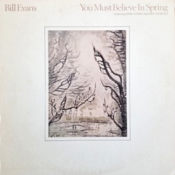 EVANS BILL :  YOU MUST BELIEVE IN SPRING (ELECTRIC BLUE & DOUBLEMINT VINYLS)  (RADIATION RECORDS)

Registrato nel 1977 e pubblicato nel 1981, pochi mesi dopo la scomparsa di Evans, �You Must Believe in Spring� � l�ultima incisione in studio del musicista insieme al bassista Eddie Gomez e al batterista Eliot Zigmund. Bill Evans (1929�1980) � uno degli artisti pi� influenti nella storia del jazz, noto per l�interazione quasi discorsiva all�interno delle sue formazioni, per le sue composizioni liriche e per il suo approccio ineguagliabile al pianoforte. Il lavoro svolto con Gomez e Zigmund in �You Must Believe in Spring� ne offre un brillante esempio. Registrato nell�arco di tre giorni nei famosi Capitol Studios di Hollywood, l�album ha visto Evans collaborare con il leggendario produttore Tommy LiPuma che nel corso della sua carriera ha lavorato, tra i tanti, con Barbra Streisand, George Benson e Natalie Cole. Insieme, hanno selezionato un repertorio introspettivo che comprende due originali di Evans, �B Minor Waltz (for Ellaine)�, dedicata alla memoria della sua compagna Ellaine Shultz, e �We Will Meet Again (for Harry)�, scritta per il fratello, �Gary�s Theme� (Gary McFarland), �Sometime Ago� (Sergio Mihanovich) e �Theme From M*A*S*H (Suicide Is Painless)� (Johnny Mandel). La title track, dal canto suo, era un classico dell�epoca, scritto dal prolifico compositore cinematografico francese Michel Legrand per il film del 1967 �Les Demoiselles de Rochefort�.