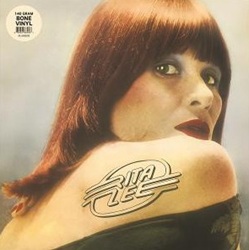 LEE RITA :  RITA LEE (BONE VINYL)  (RADIATION RECORDS)

L�album omonimo della cantante, musicista, attrice, ballerina, scrittrice e conduttrice televisiva brasiliana Rita Lee � un delizioso viaggio nella mente eclettica di una delle musiciste pi� iconiche del Brasile. Con una carriera che abbraccia oltre cinque decenni, Lee fonde con disinvoltura influenze rock, pop e psichedeliche in un cocktail sonoro tanto inebriante quanto contagioso. Dalla traccia d'apertura �Chega Mais� alle note conclusive di �Arrombou A Festa II�, l�atteggiamento irriverente di Lee traspare in ogni canzone. La sua voce inconfondibile si libra su melodie orecchiabili e linee di basso groovy, creando un suono unico e inimitabile. Tra i brani pi� significativi spicca �Mania De Voce� che mette in luce tutta la versatilit� di Lee come cantautrice e interprete. I testi dell'album sono eclettici e stimolanti, toccando temi come l�amore, il desiderio e la ribellione.