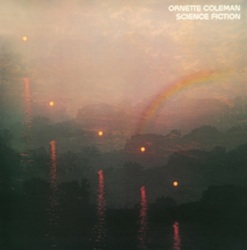 COLEMAN ORNETTE :  SCIENCE FICTION  (RADIATION RECORDS)

�Science Fiction� � uno degli album pi� innovativi di Ornette Coleman, registrato nel settembre e nell�ottobre del 1971 e pubblicato nel febbraio del 1972 dalla Columbia Records. Il disco vede protagonista il quartetto di Coleman che nei primi anni �70 era composto da Coleman (sassofono contralto, tromba, violino), Charlie Haden (contrabbasso), Ed Blackwell (batteria) e Dewey Redman (sassofono tenore). �Sciene Fiction� � impreziosito dalla partecipazione di alcuni musicisti che hanno collaborato in passato con Coleman ossia Billy Higgins (batteria), Don Cherry (tromba tascabile) e Bobby Bradford (tromba) e dagli interventi vocali della cantante indo-americana Asha Puthli in due brani e del poeta statunitense David Henderson nella traccia che d� il titolo all�album. Questa riedizione ripropone un documento fondamentale del jazz d�avanguardia, caratterizzato da un lavoro d�insieme travolgente, da parti vocali suggestive e dall�iconico e originalissimo approccio artistico di Coleman.