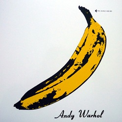 VELVET UNDERGROUND :  THE VELVET UNDERGROUND & NICO  (RADIATION RECORDS)

I Velvet Underground sono stati un gruppo rock statunitense formatosi nel 1964 e attivo fino al 1973. Nel 1993 si riunirono nuovamente per un tour mondiale, per poi sciogliersi definitivamente a causa di dissidi interni e della morte del chitarrista Sterling Morrison. Registrato nel �66 e pubblicato nel �67, �The Velvet Underground & Nico� � il primo album in studio della formazione, un disco considerato uno degli album fondamentali nella storia del rock. Insieme alla band, che all�epoca consisteva in Lou Reed, John Cale, Sterling Morrison e Maureen �Moe� Tucker, si esibisce in tre canzoni, �Femme Fatale�, �All Tomorrow's Parties� e �I'll Be Your Mirror�, la cantante tedesca Nico: l�artista fu invitata dal produttore e amico Andy Warhol che pensava che l�aggiunta della carismatica figura dell�algida modella tedesca potesse far guadagnare popolarit� al gruppo. La copertina, un altro tocco geniale di Warhol, fu inserita dalla rivista Rolling Stone al decimo posto nella lista delle �100 migliori copertine della storia�.