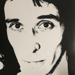 CALE JOHN :  FEAR  (RADIATION RECORDS)

Pubblicato il 1� ottobre del 1974, �Fear� � il quarto album da solista del musicista gallese John Cale, nonch� il suo primo lavoro per l�etichetta Island Records. Questo disco segna l�inizio di un periodo particolarmente prolifico per Cale che nell�arco di poco pi� di un anno ha pubblicato tre album, occupandosi contemporaneamente della produzione di �Horses� (1975) di Patti Smith. �Fear� propone tutti originali di Cale che canta e suona tastiere, chitarra, viola, violino e basso. Al progetto hanno poi partecipato, tra i tanti musicisti, Richard Thompson alla chitarra, Brian Eno alle tastiere e Phil Manzanera alla chitarra slide. Vale inoltre la pena segnalare il brano �Gun� che si distingue per un suggestivo assolo di chitarra, frutto della collaborazione tra Manzanera ed Eno, con quest�ultimo che ha elaborato il suono dello strumento in tempo reale.