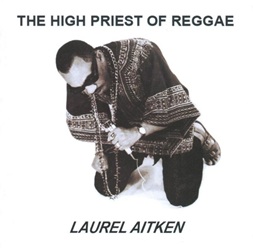 AITKEN LAUREL :  THE HIGH PRIEST OF REGGAE  (RADIATION RECORDS)

L�artista cubano Laurel Aitken (1927-2005), � ritenuto il re indiscusso della musica ska. Tra i tantissimi dischi pubblicati nei suoi 78 anni di vita, �The High Priest of Reggae� del 1970 torna oggi disponibile, a disposizione di chi ha voglia di fare festa e riscoprire un artista di grande talento. Il disco mette in luce la versatilit� di Aitken attraverso brani come �Jesse James� e �Landlords and Tenants�, entrambi testimonianza della sua abilit� narrativa unita a ritmi bassi e creativi. Brani come �Haile Selassie� riflettono il coinvolgimento dell�artista nel nascente movimento roots reggae, mentre il classico brano crossover �Skinhead Train� testimonia la sua influenza sul movimento sociale inglese della classe operaia nato in Gran Bretagna in quegli anni. Altri pezzi sono cover, anche molto sorprendenti, come �Don�t Be Cruel� di Elvis Presley, �Save the Last Dance for Me� dei Drifters, �Walk Right Back� degli Everly Brothers e �John B� dei Beach Boys, tutte interpretate con grande trasporto su ritmi reggae. Questo album valse ad Aitken l�appellativo di Godfather of Ska, e riascoltando questa ristampa � facile capirne il motivo.